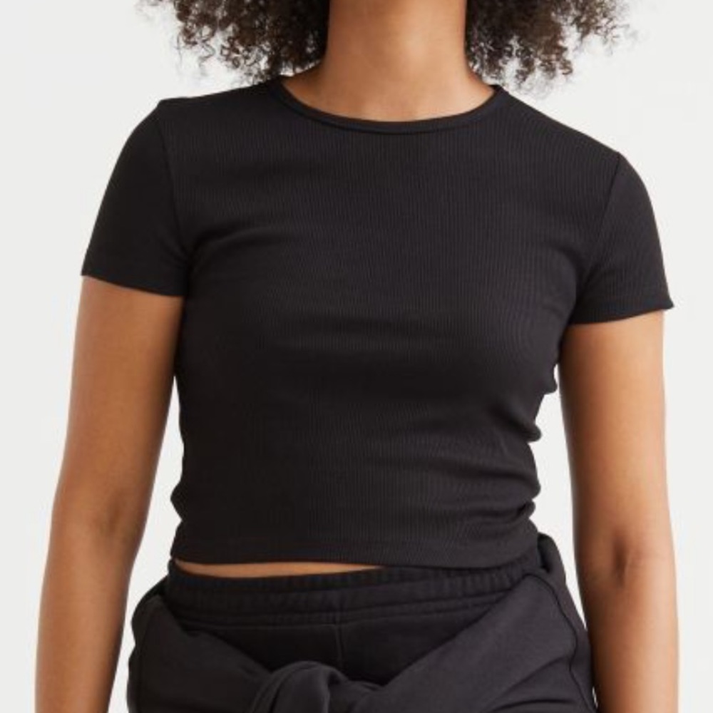 Crop top all black stretchy ribbed fabric from H&M. Perfect condition, worn once